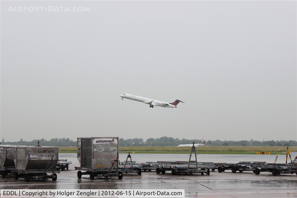 Düsseldorf International Airport, Düsseldorf Germany (EDDL) - It´s raining cats and dogs but both runways are open.......