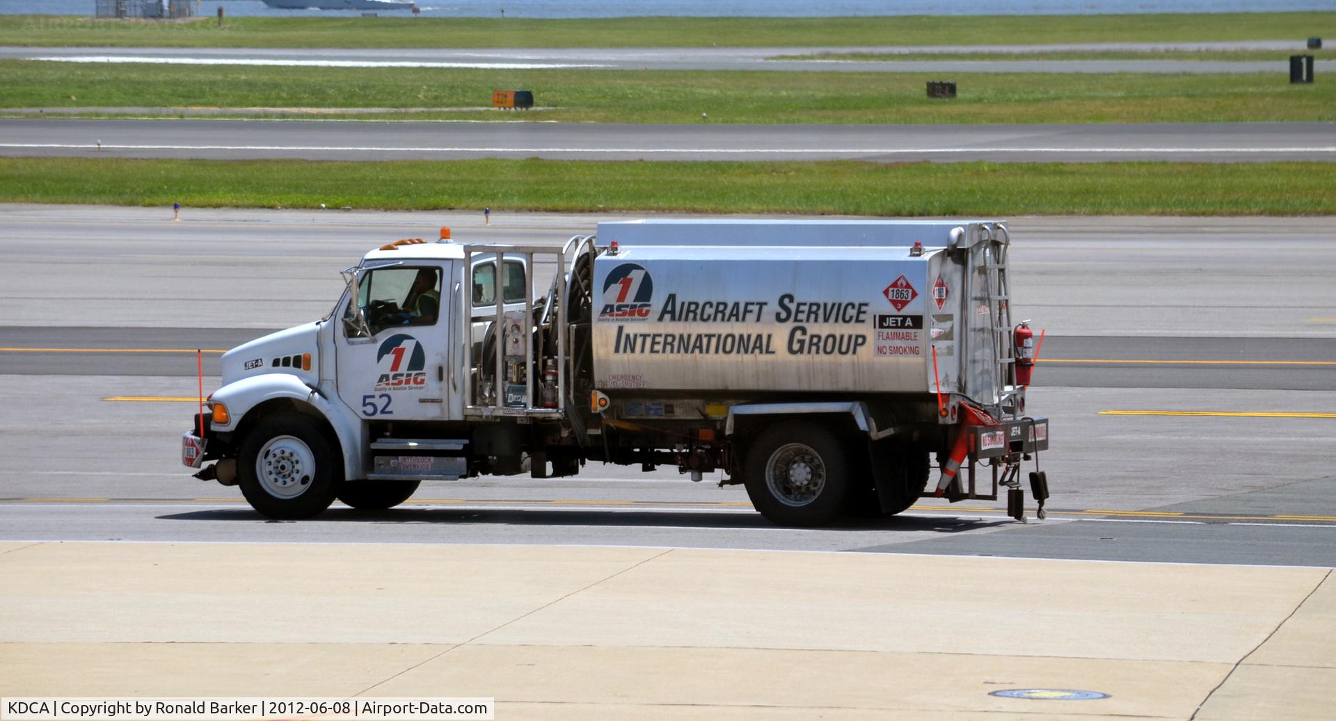 Ronald Reagan Washington National Airport (DCA) - Fuel truck 32
