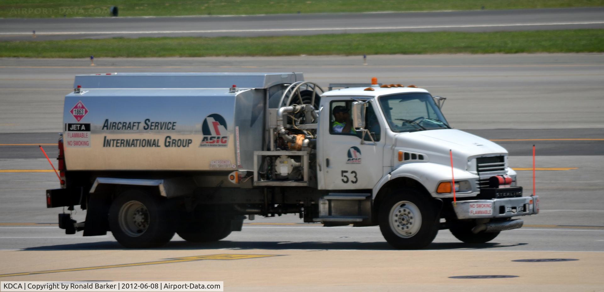 Ronald Reagan Washington National Airport (DCA) - Fuel truck 33