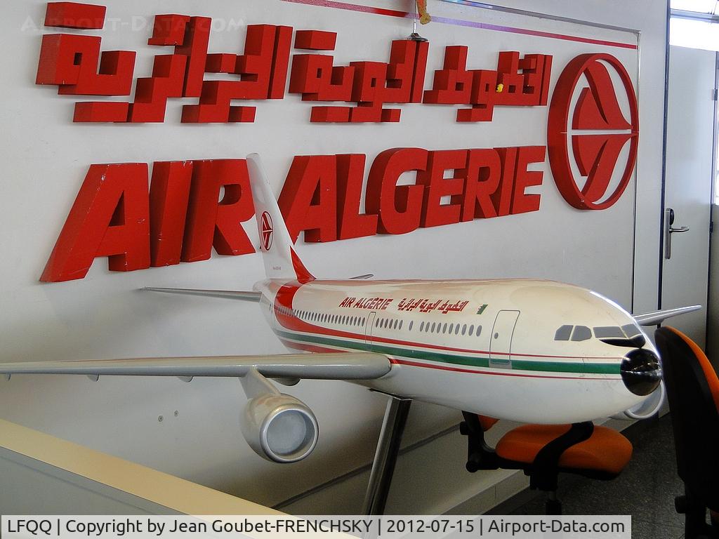 Lille Lesquin Airport, Lille France (LFQQ) - Air Algérie desk