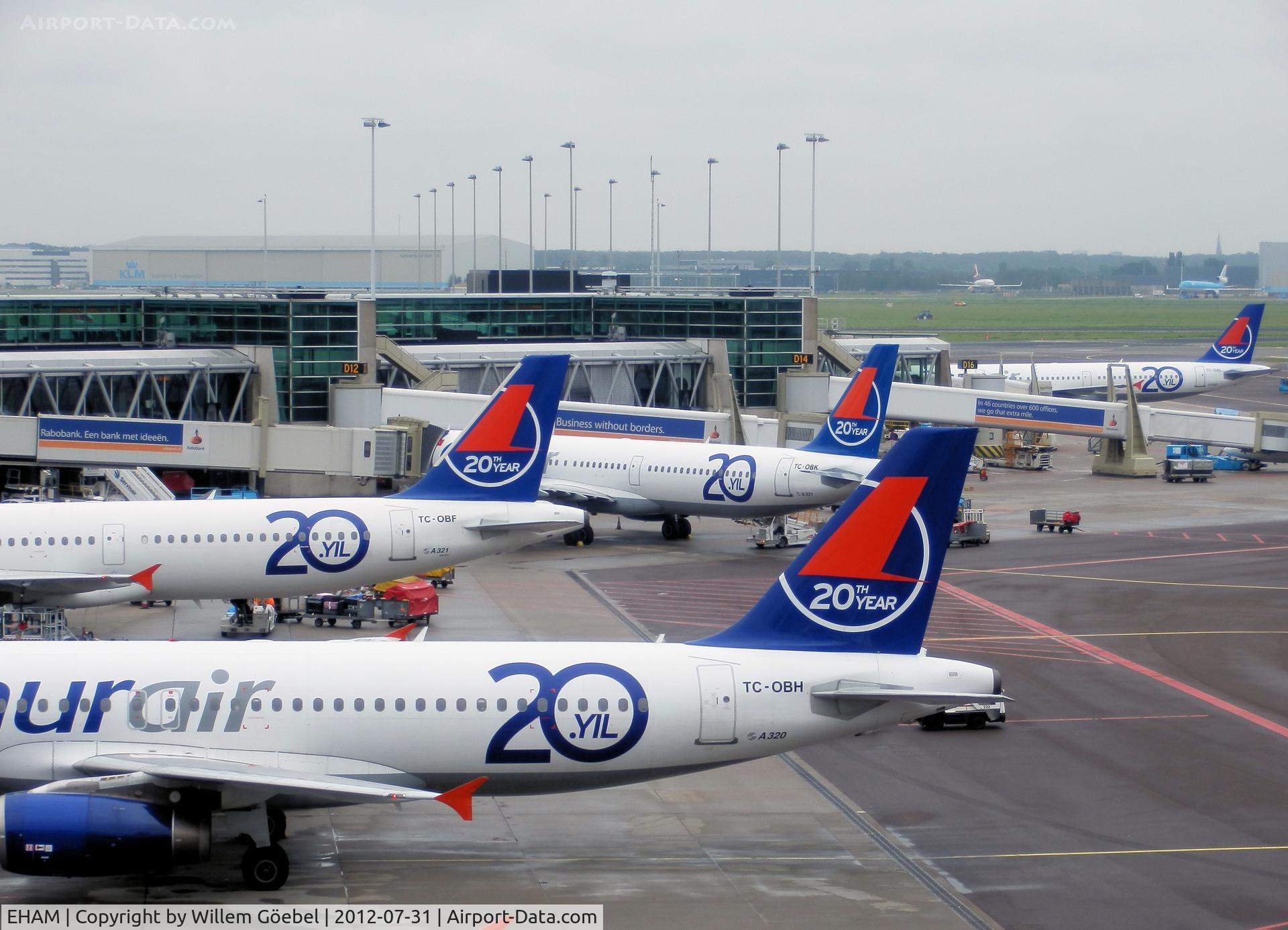 Amsterdam Schiphol Airport, Haarlemmermeer, near Amsterdam Netherlands (EHAM) - Invasion of the OnuAir fleet