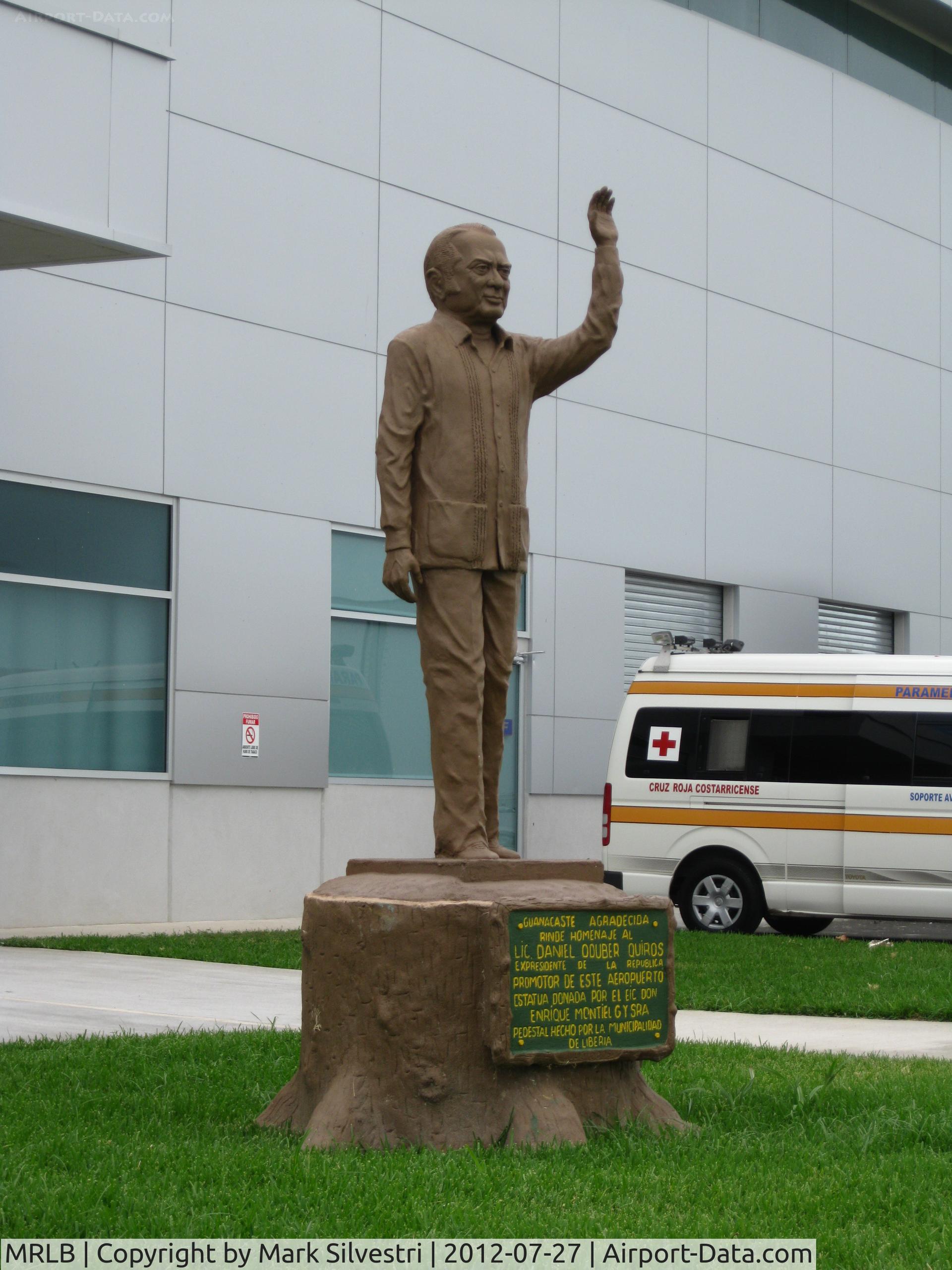 Daniel Oduber International Airport, Liberia Costa Rica (MRLB) - Daniel Oduber Statue in between the New and Old Liberia Costa Rica Terminal Buildings 