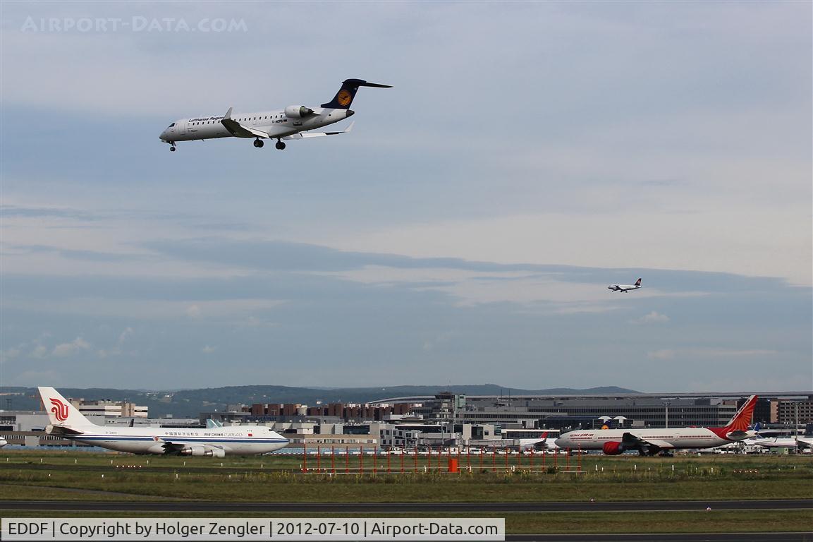 Frankfurt International Airport, Frankfurt am Main Germany (EDDF) - Simultaneous traffic on runways 25A, B and C.....