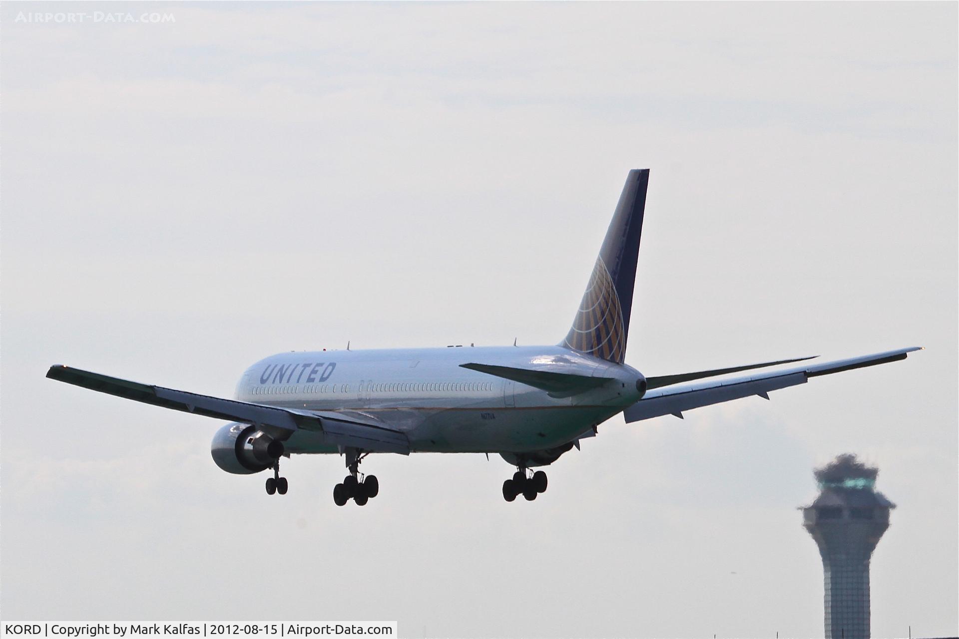 Chicago O'hare International Airport (ORD) - United B63 N677UA Arriving on Runway 28.