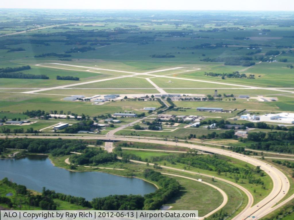 Waterloo Regional Airport (ALO) - Waterloo (KALO) Runways looking NW