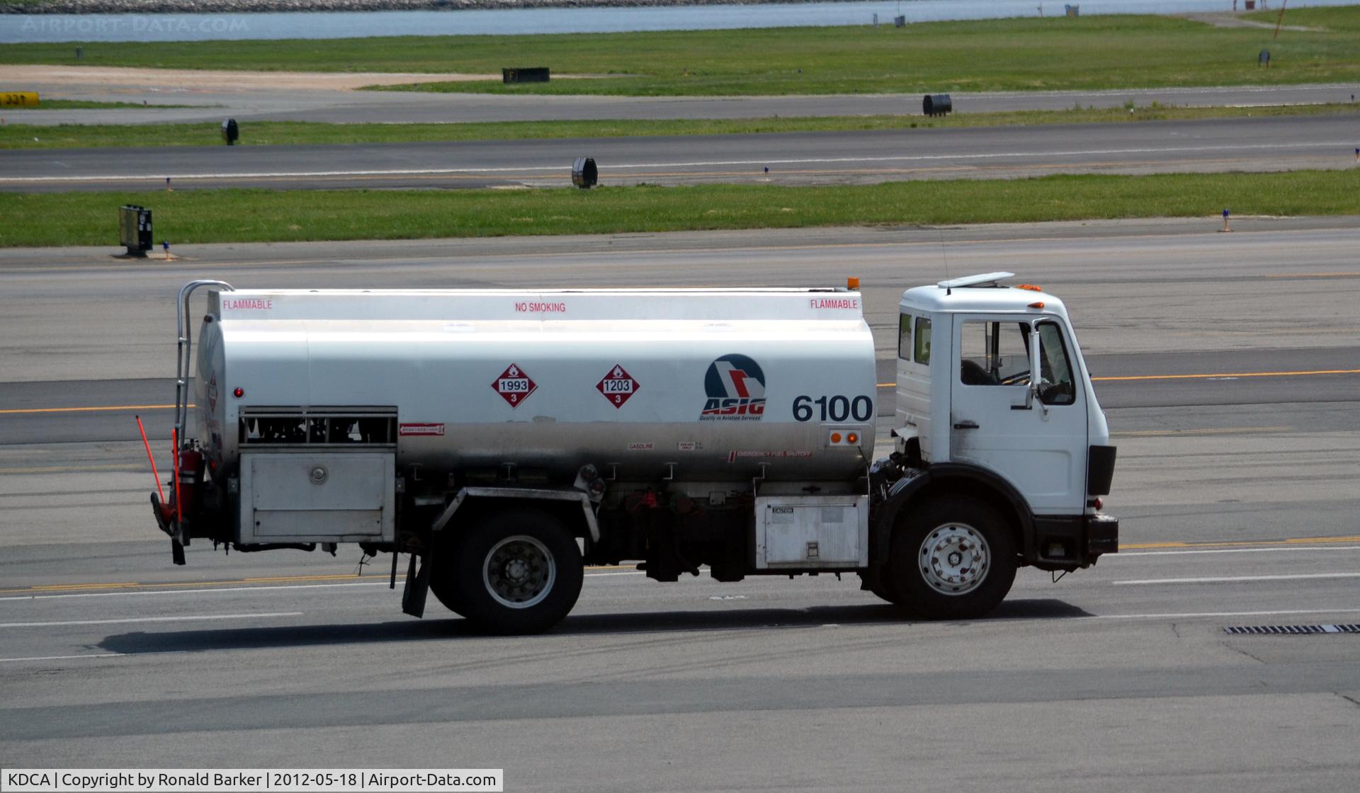 Ronald Reagan Washington National Airport (DCA) - Fuel truck 6100