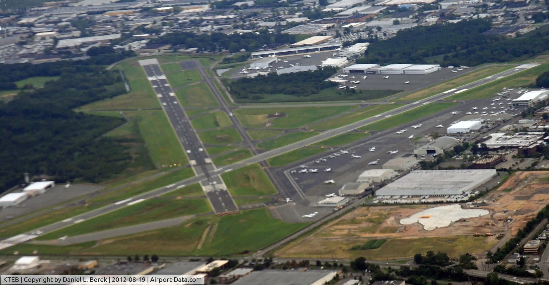 Teterboro Airport (TEB) - An aerial view of Teterboro airport in the northerly approach path to EWR.