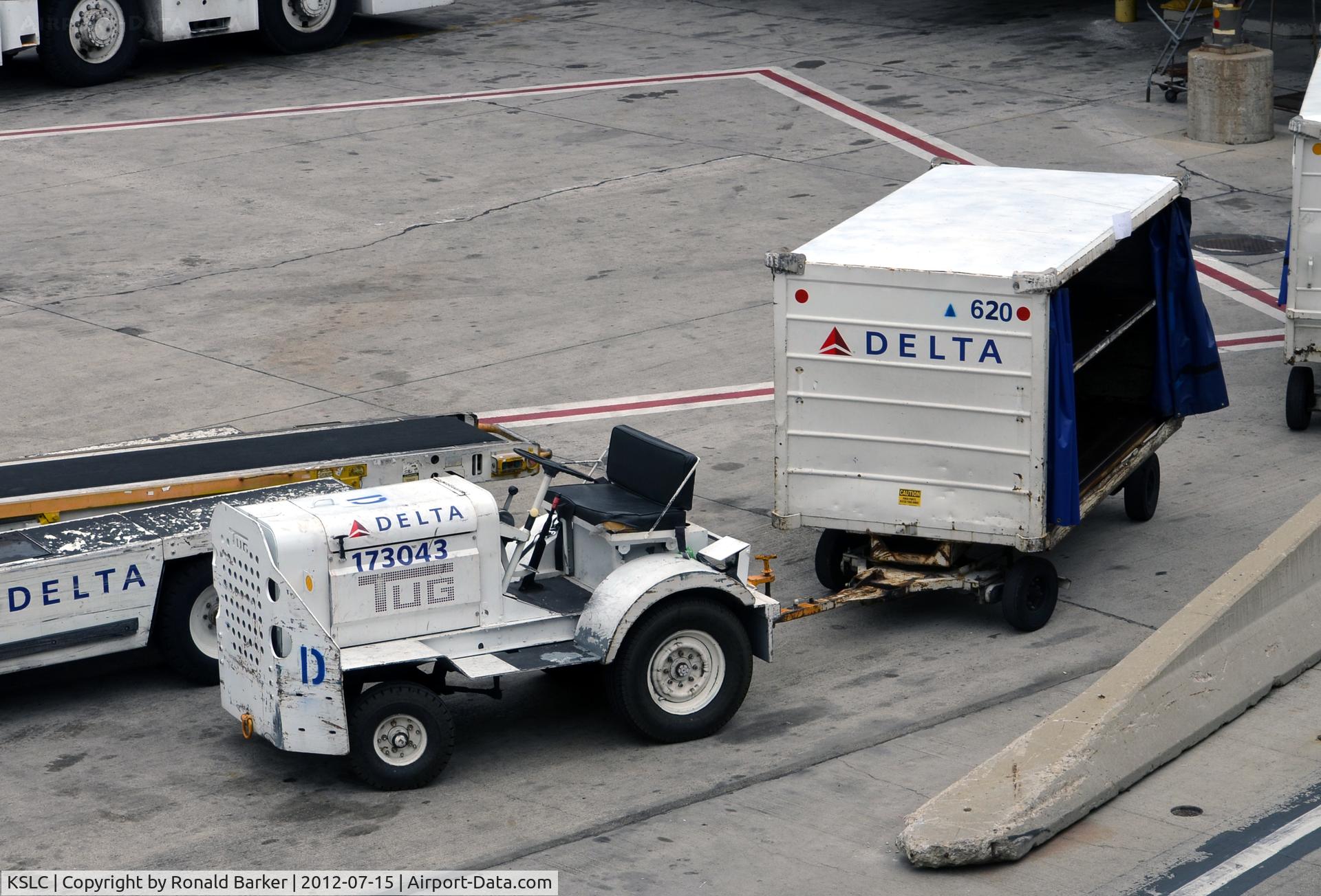 Salt Lake City International Airport (SLC) - Tug mit baggage cart
