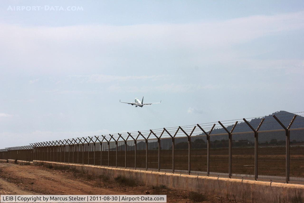 Ibiza Airport, Ibiza Spain (LEIB) - Weg entlang der ganzen Runway