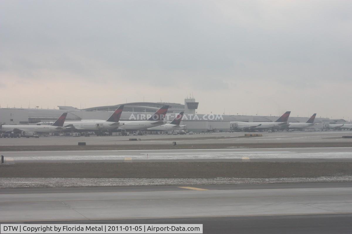 Detroit Metropolitan Wayne County Airport (DTW) - Delta planes lined up at the McNamara Terminal - a couple 747-400s and 777-200s