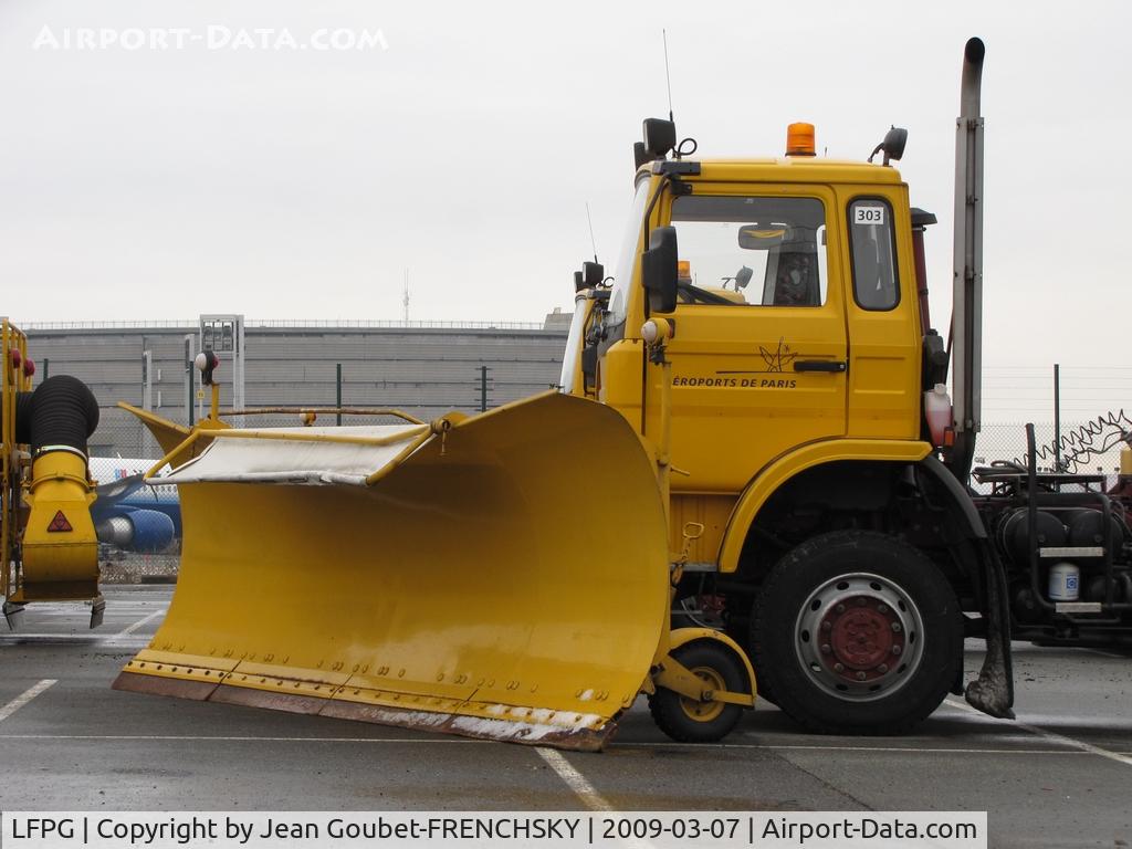 Paris Charles de Gaulle Airport (Roissy Airport), Paris France (LFPG) - déneigeuse Boschung RWY