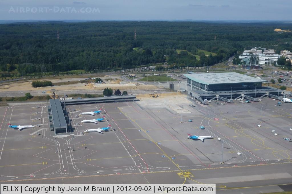 Luxembourg International Airport, Luxembourg Luxembourg (ELLX) - Luxembourg Findel on a beautiful summer afternoon. 6 out of Luxair's 18 airplanes at homeport. Luxair operates 5 B737 Next Gen, 7 DHC Dash 8 & 6 Embraer 145.