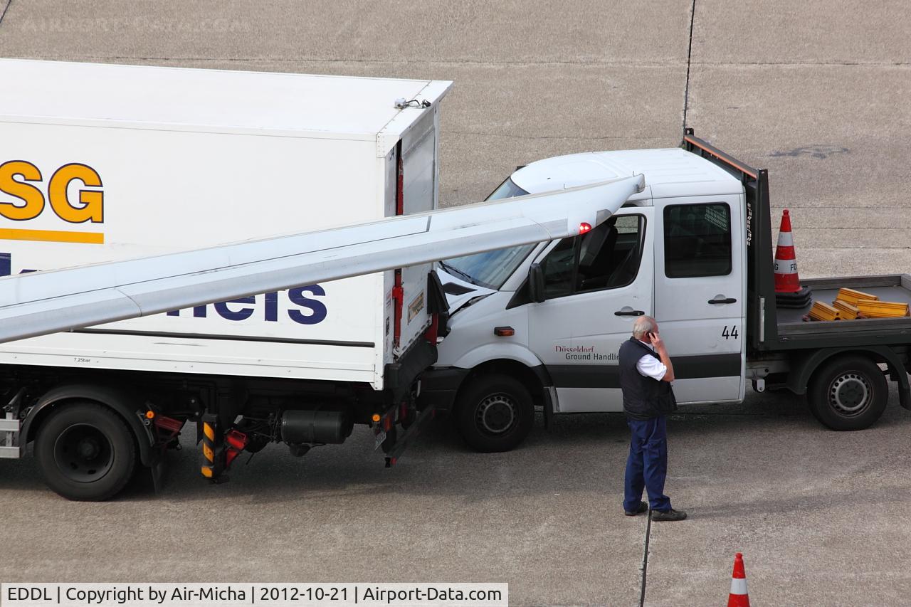 Düsseldorf International Airport, Düsseldorf Germany (EDDL) - Small accident on the ramp !