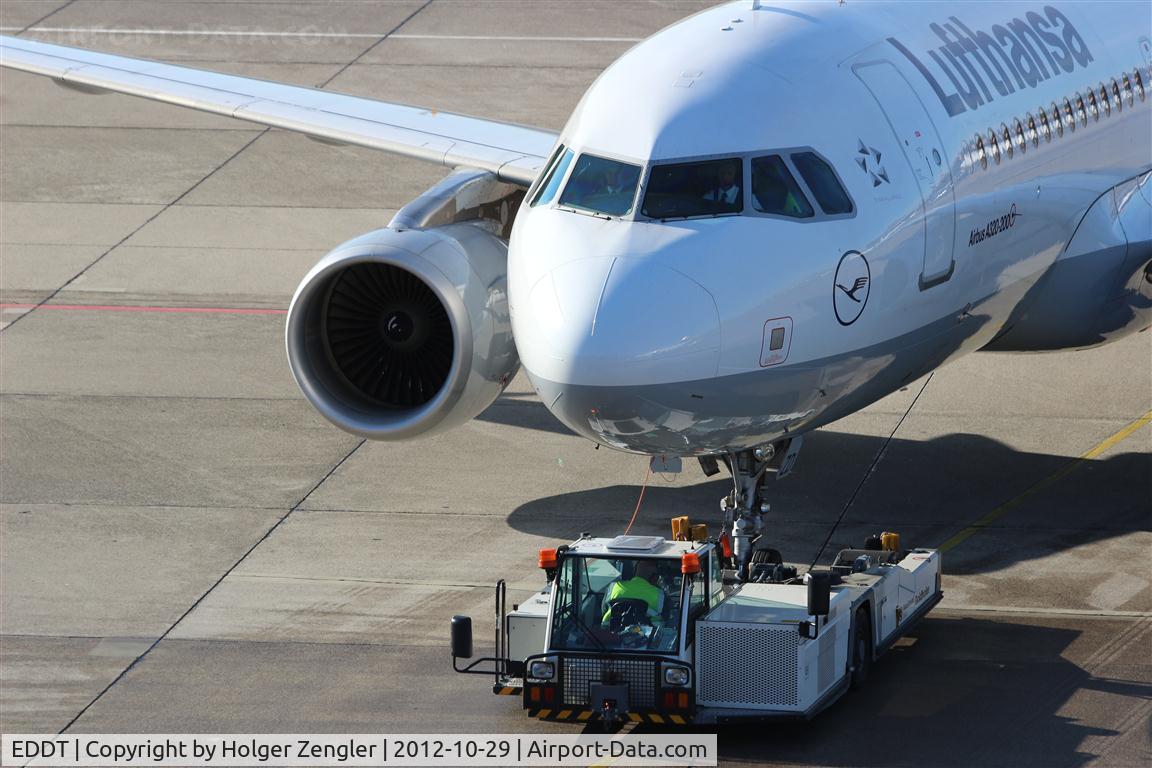 Tegel International Airport (closing in 2011), Berlin Germany (EDDT) - It´s push back time again!!!