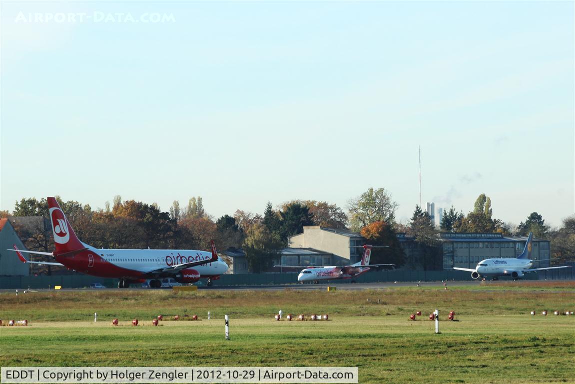 Tegel International Airport (closing in 2011), Berlin Germany (EDDT) - Rush hour on rwy 26L......