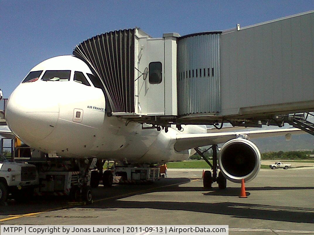 Port-au-Prince International Airport (Toussaint Louverture Int'l), Port-au-Prince Haiti (MTPP) - Boarding at Air France aircraft at the Toussaint Louverture International Airport of Port-au-Prince 