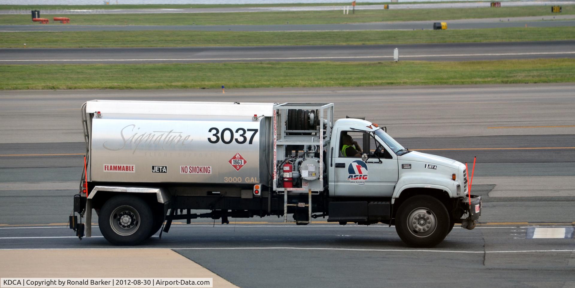 Ronald Reagan Washington National Airport (DCA) - Fuel truck 3037
