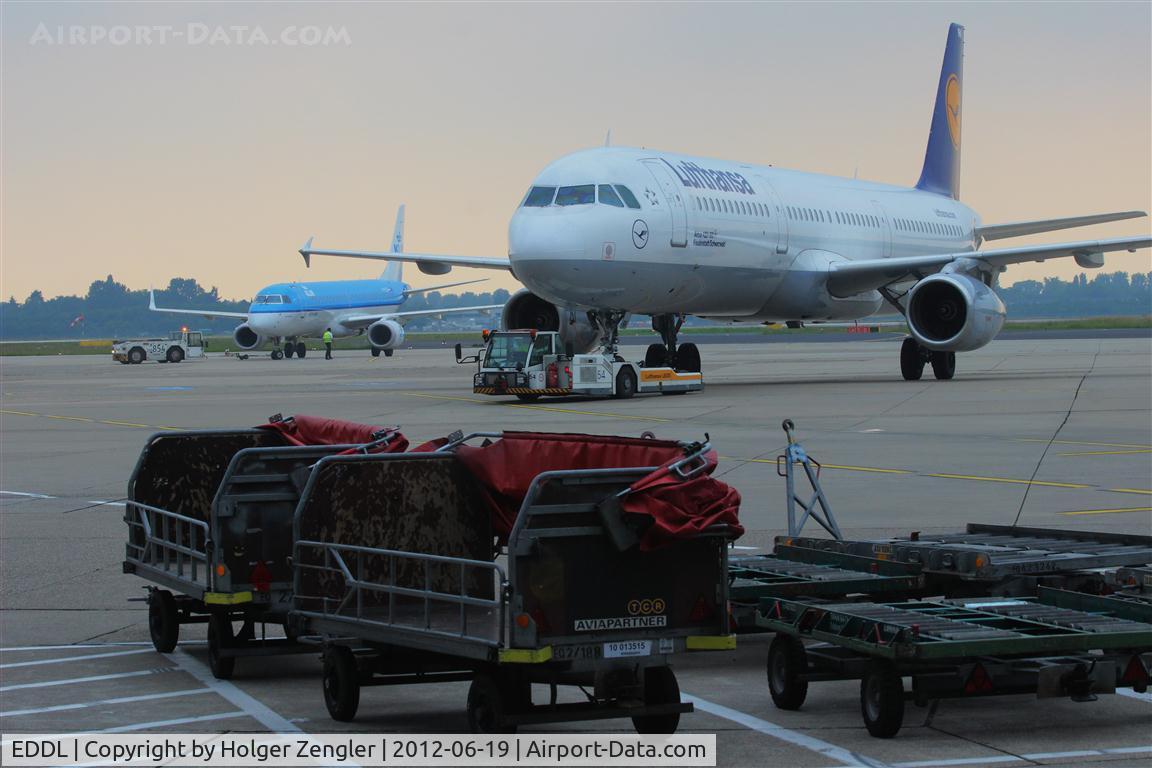Düsseldorf International Airport, Düsseldorf Germany (EDDL) - Two push backs in front of terminal B......