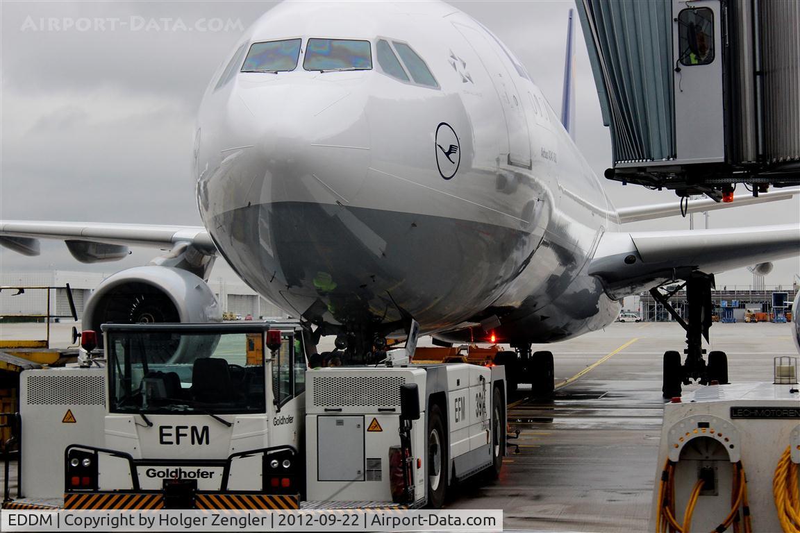 Munich International Airport (Franz Josef Strauß International Airport), Munich Germany (EDDM) - A friendly twinkle for the photographer.....