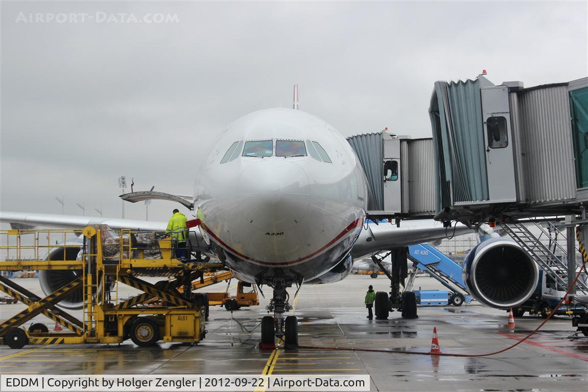 Munich International Airport (Franz Josef Strauß International Airport), Munich Germany (EDDM) - US Airways jet gets loading up... 
