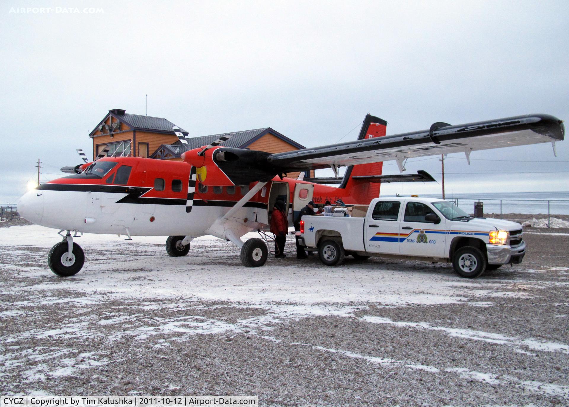 Grise Fiord Airport, Grise Fiord, Nunavut Canada (CYGZ) - Ramp at Grise Fiord with the terminal building in the background.