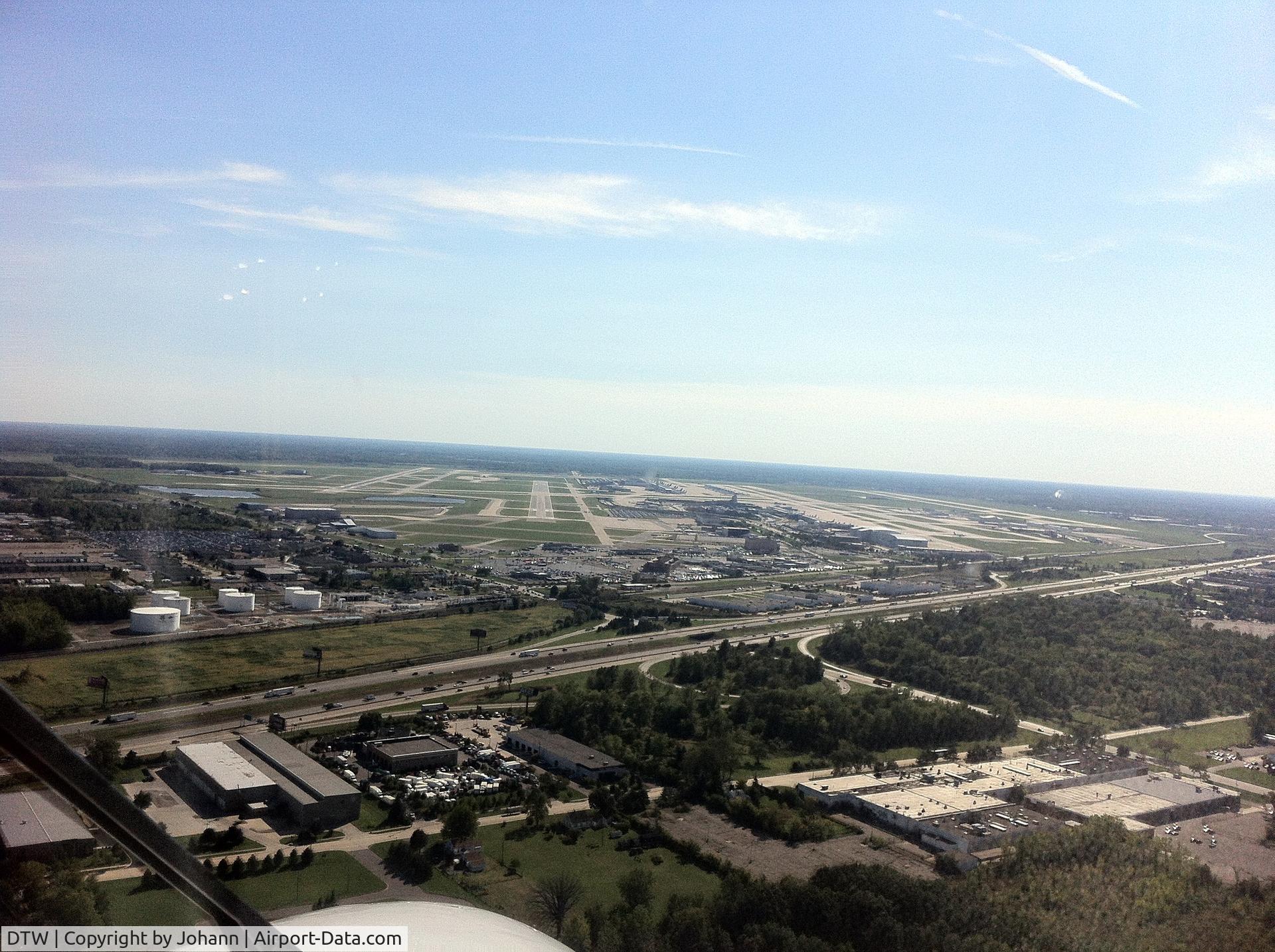 Detroit Metropolitan Wayne County Airport (DTW) - Final 21R nearing I-94.
