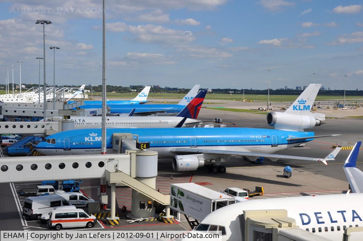 Amsterdam Schiphol Airport, Haarlemmermeer, near Amsterdam Netherlands (EHAM) - Schiphol Amsterdam Platform