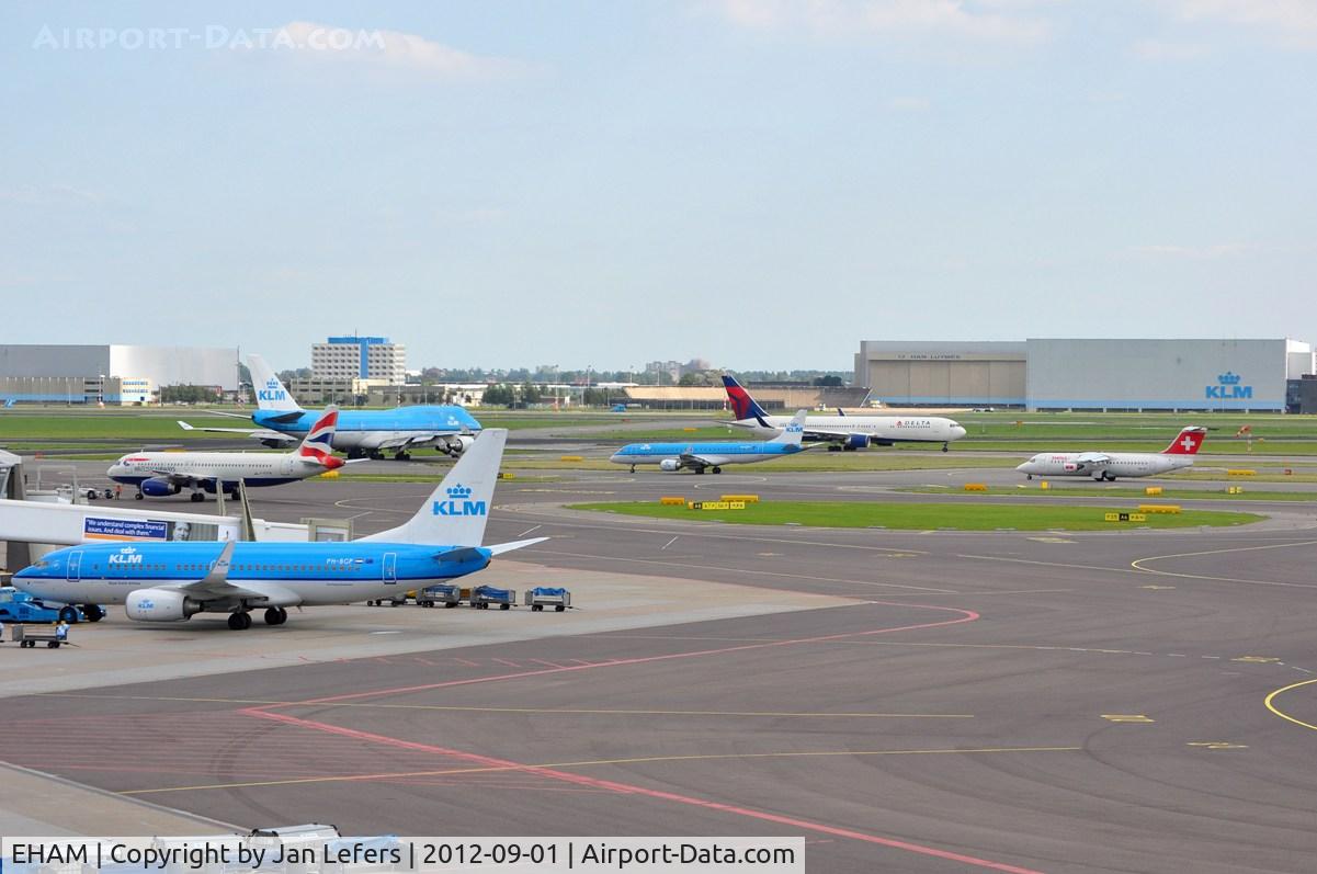 Amsterdam Schiphol Airport, Haarlemmermeer, near Amsterdam Netherlands (EHAM) - Schiphol Amsterdam Platform