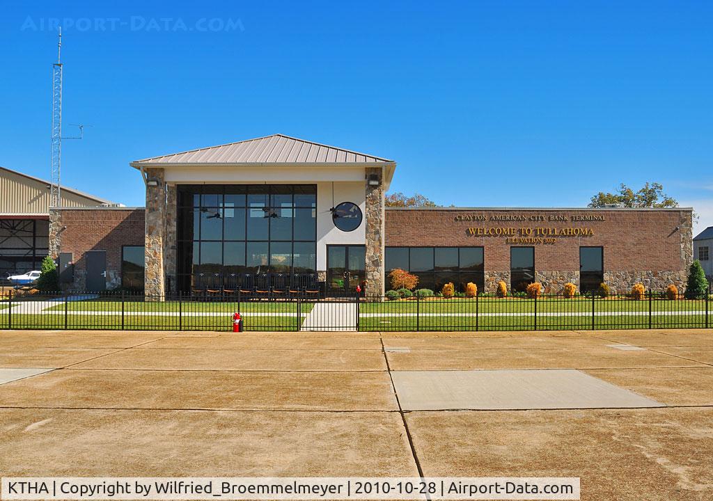 Tullahoma Regional Arpt/wm Northern Field Airport (THA) - The nice Terminal of Tullahoma Airport.