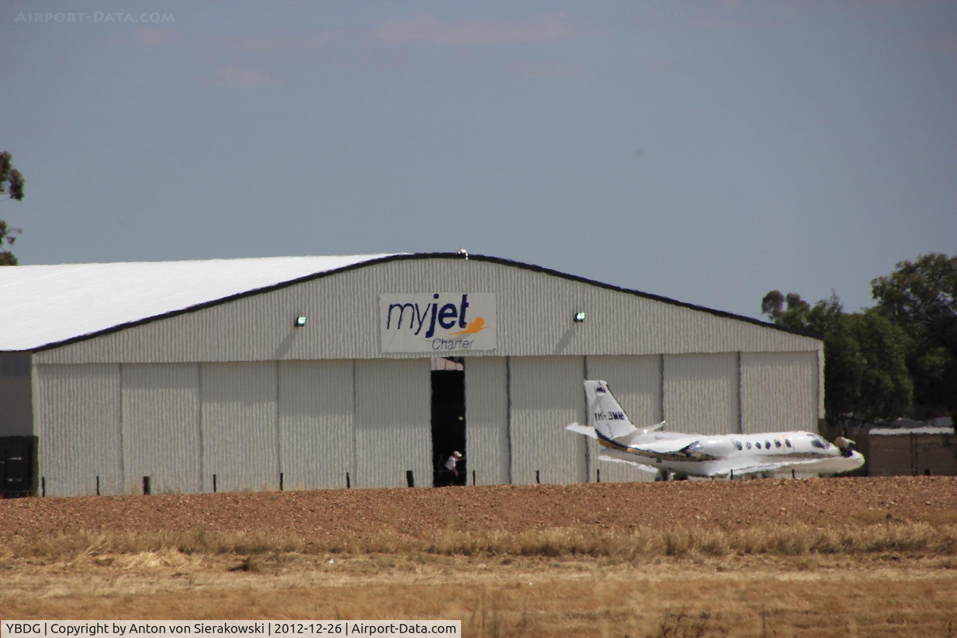 Bendigo Airport, Bendigo, Victoria Australia (YBDG) - The new Myjet Aviation Hanger at Bendigo Airport with VH-JMM. Now RMIT Uni Flight Training