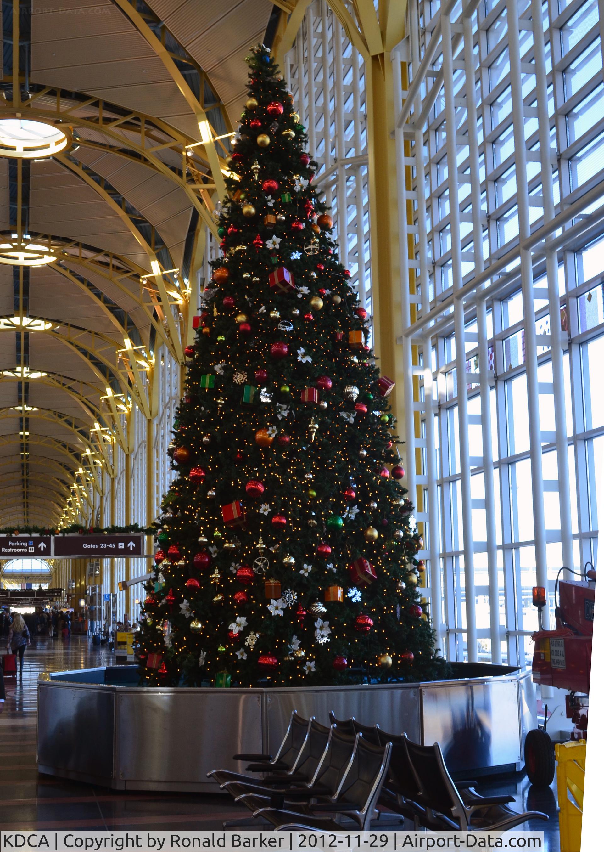 Ronald Reagan Washington National Airport (DCA) - Christmas tree DCA