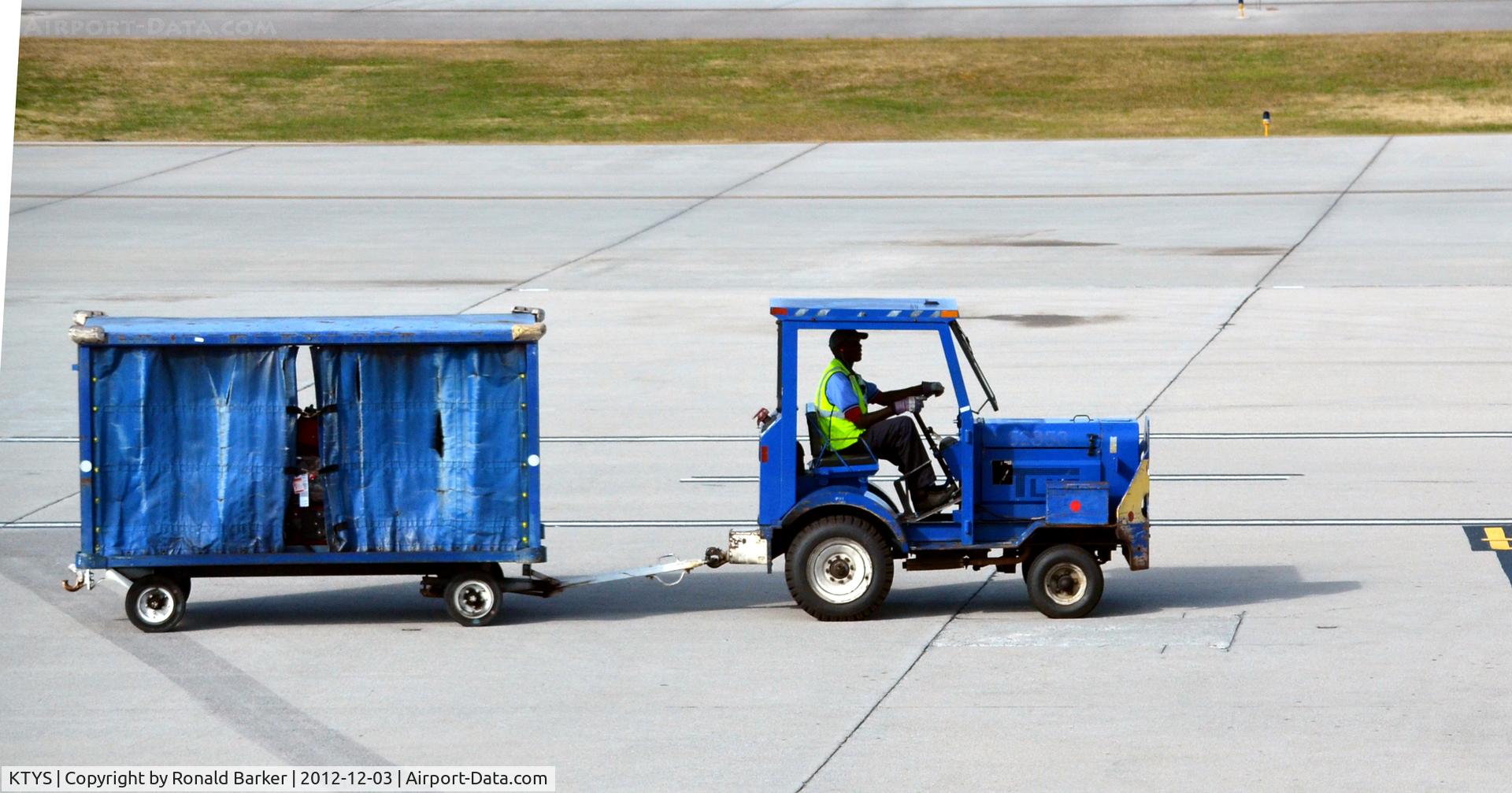 Mc Ghee Tyson Airport (TYS) - Blue Tug