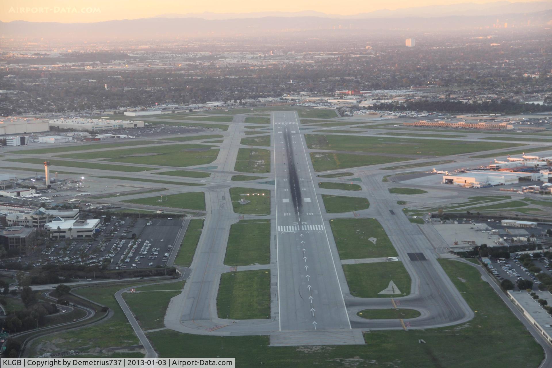 Long Beach /daugherty Field/ Airport (LGB) - Flying the approach into Long Beach busy airport.