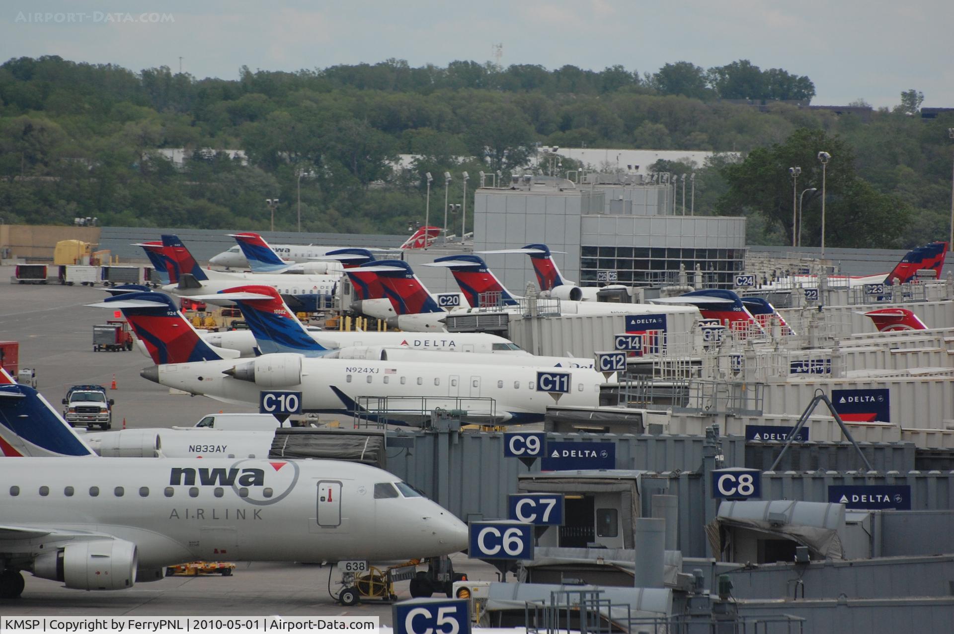Minneapolis-st Paul Intl/wold-chamberlain Airport (MSP) - Busy commuter terminal at MSP during the transition of NW to DL in 2010.