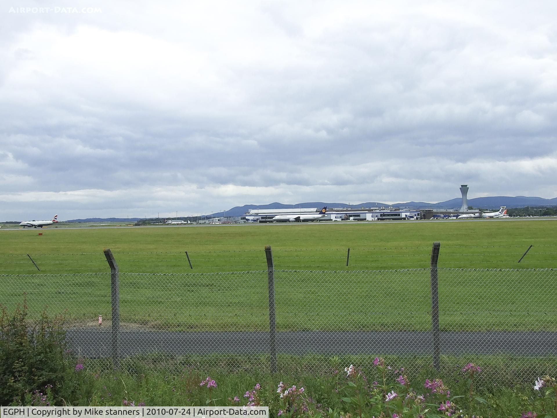 Edinburgh Airport, Edinburgh, Scotland United Kingdom (EGPH) - British airways A320,Lufthansa A320 & A Flybe Dash 8Q-402 Taxi to runway 24