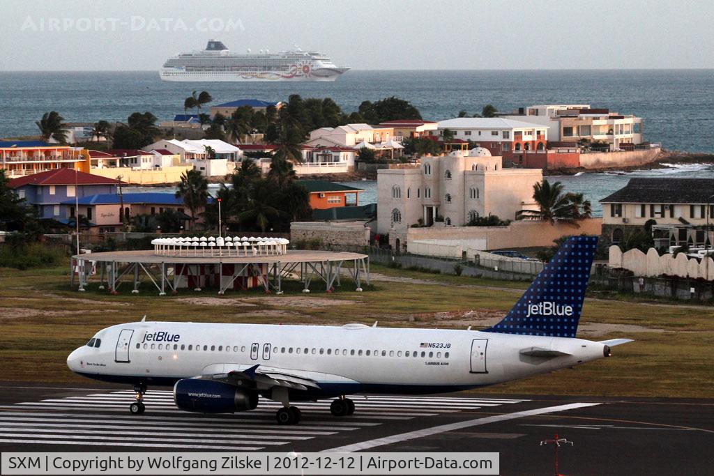 Princess Juliana International Airport, Philipsburg, Sint Maarten Netherlands Antilles (SXM) - A320 Jetblue with Norwegian Sun in the background