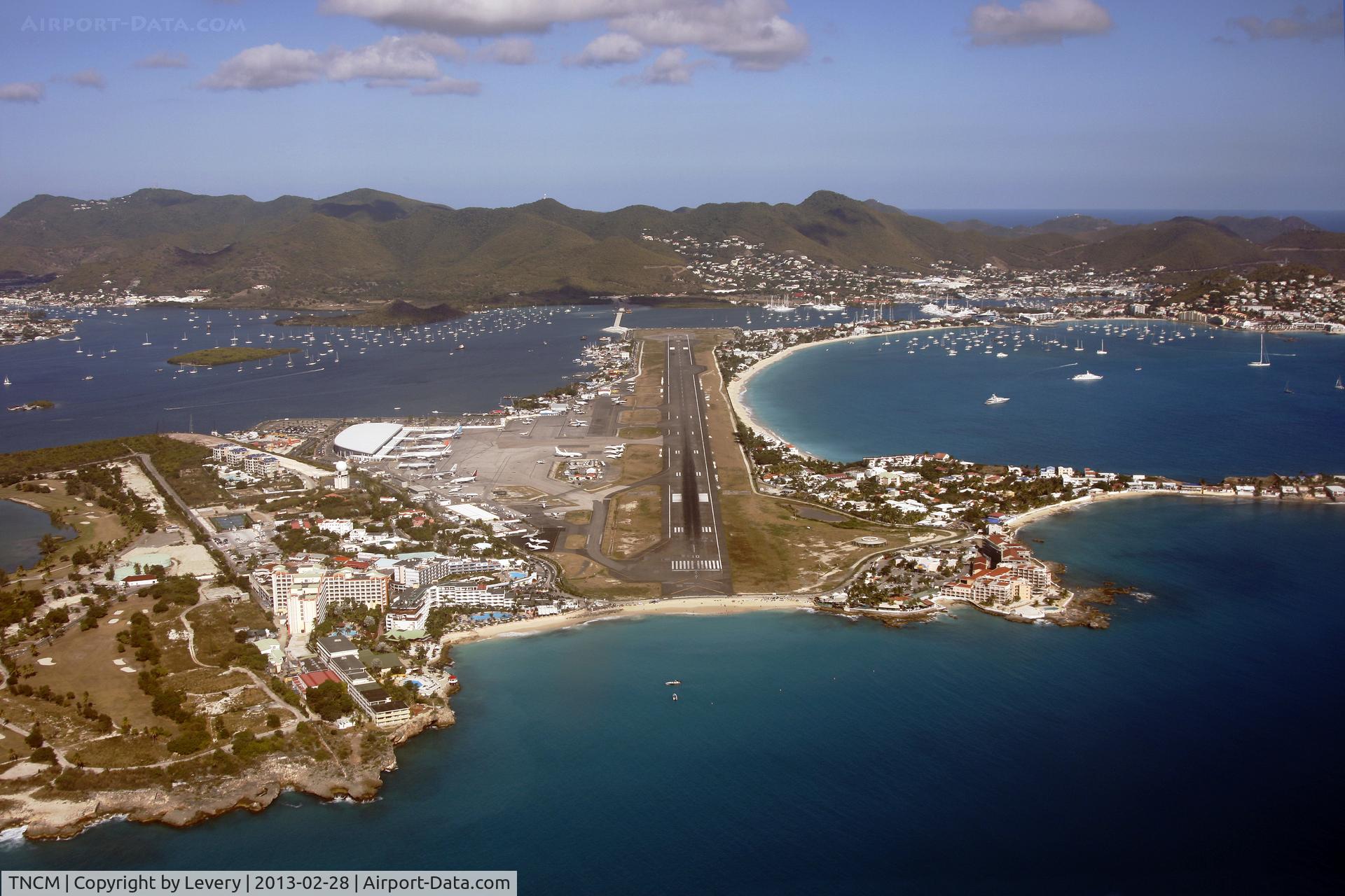 Princess Juliana International Airport, Philipsburg, Sint Maarten Netherlands Antilles (TNCM) - Crossing final approach to RWY 10 from 1000 feet.
