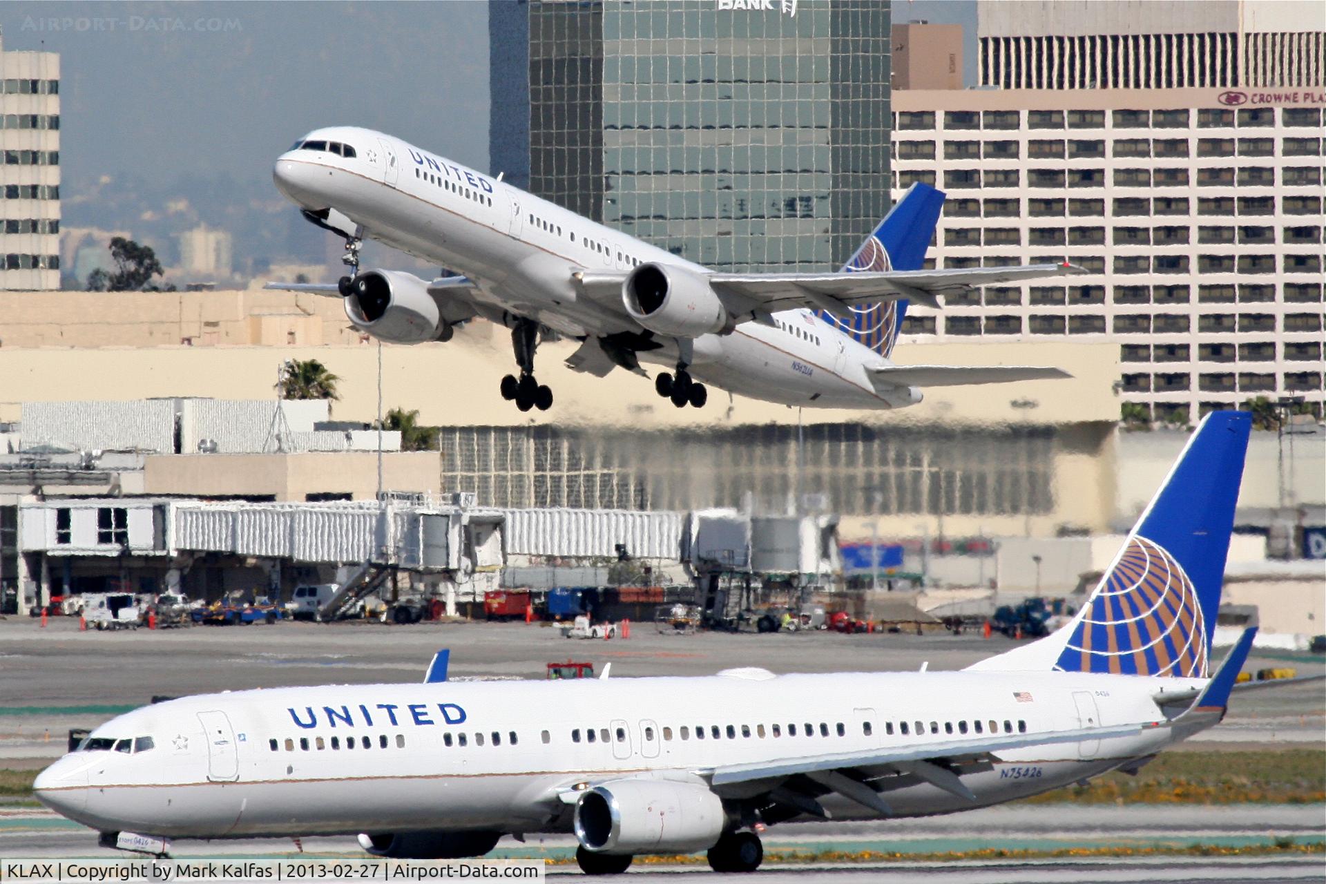 Los Angeles International Airport (LAX) - United #653 departing RWY 25R enroute to IAD, and United #1735 arriving from EWR, off of RWY 25R at H8.