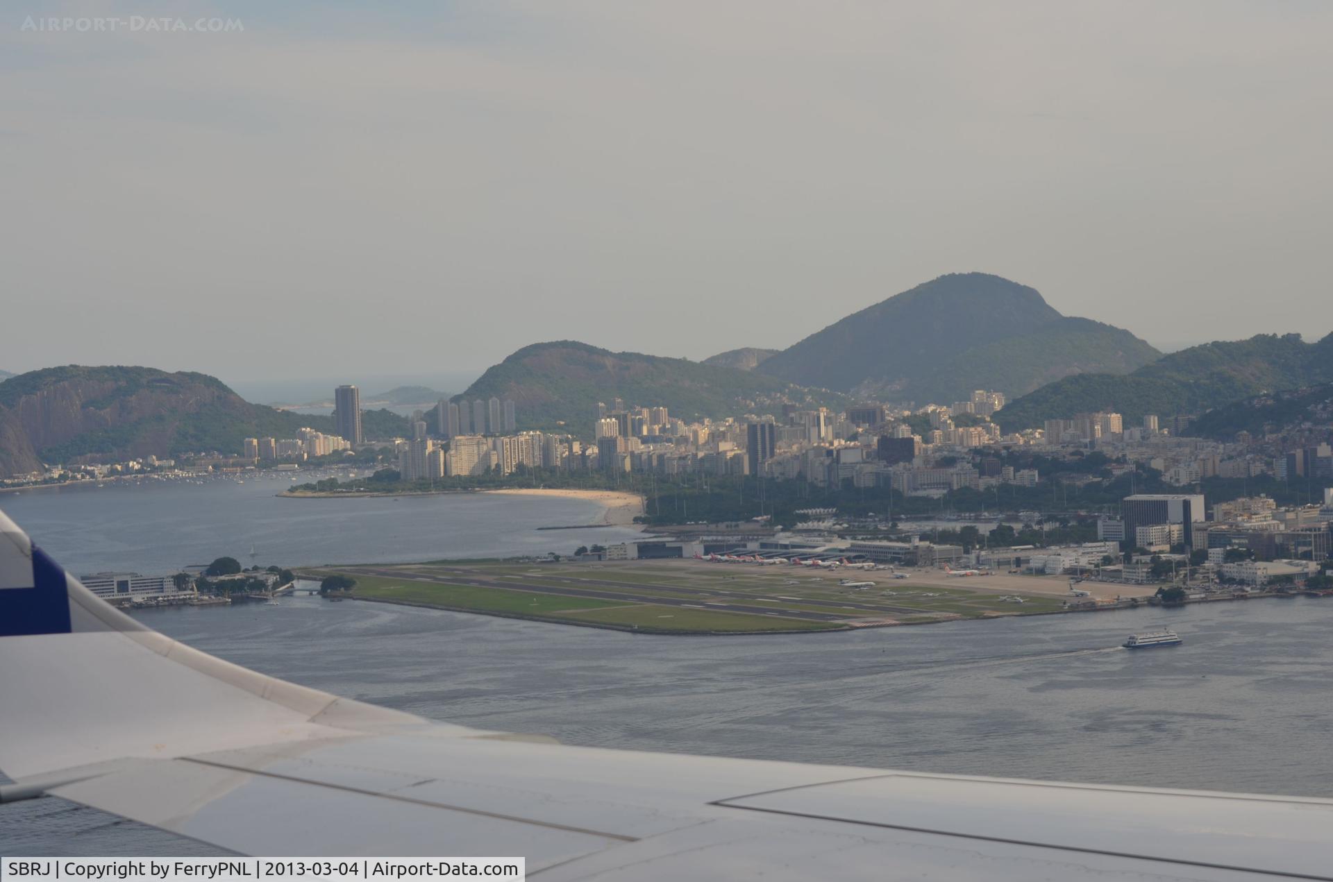 Santos Dumont Regional Airport, Rio de Janeiro, Rio de Janeiro Brazil (SBRJ) - Santos Dumont Airport, Rio de Janairo viewed from Trip ERJ190 after a 270 degree turn over the airport in preparation for landing.