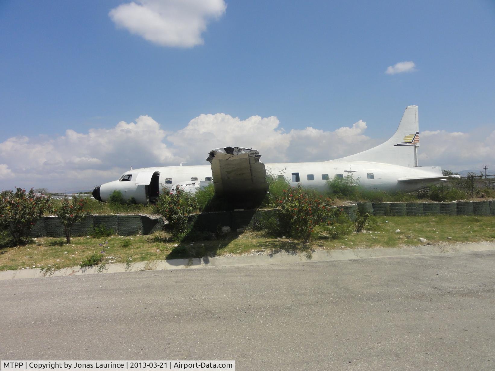 Port-au-Prince International Airport (Toussaint Louverture Int'l), Port-au-Prince Haiti (MTPP) - An other old aircraft at the Toussaint Louverture International Airport of Port-au-Prince