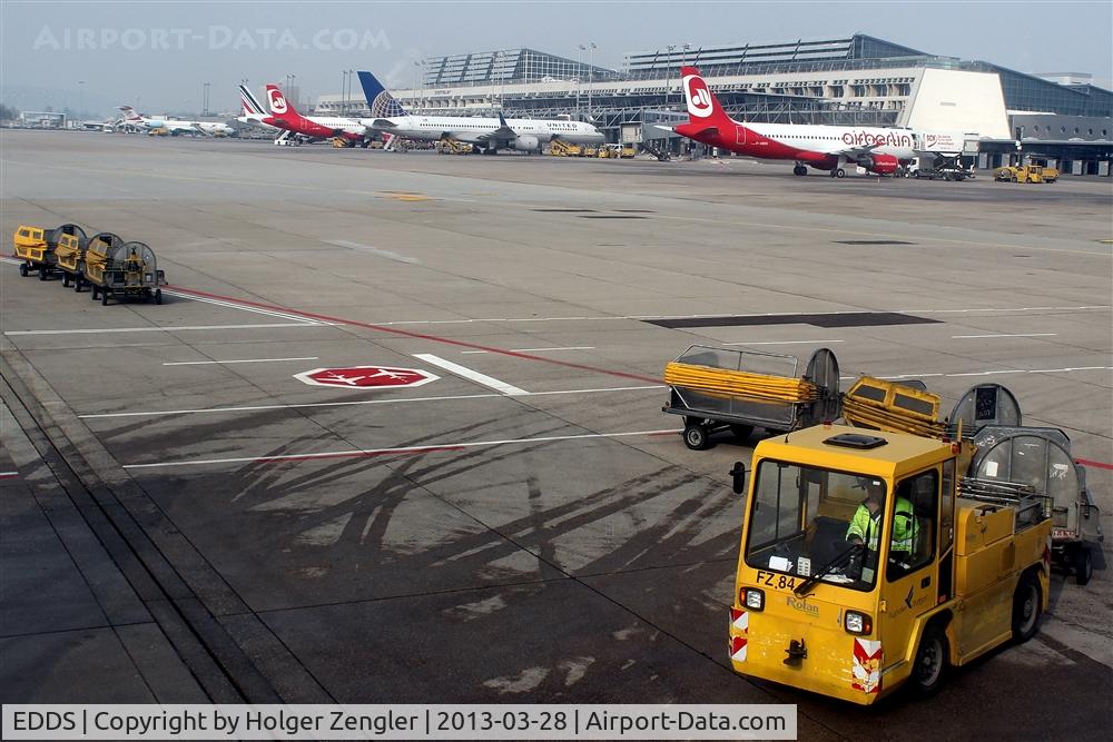 Stuttgart Echterdingen Airport, Stuttgart Germany (EDDS) - Baggage cart doesn´t come for spotters....