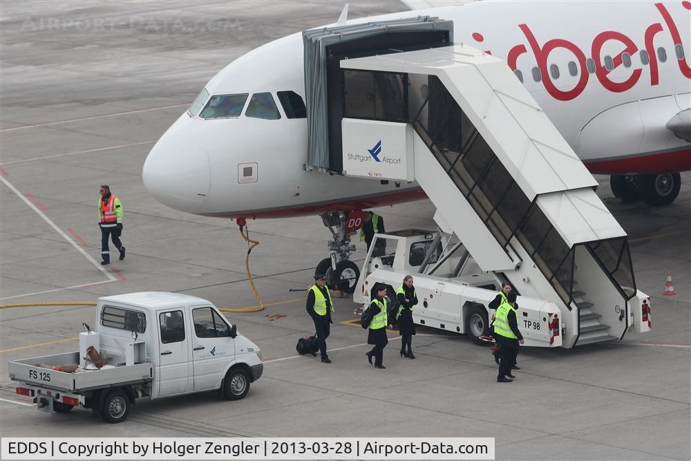 Stuttgart Echterdingen Airport, Stuttgart Germany (EDDS) - ...and the passengers are queueing at the check in....