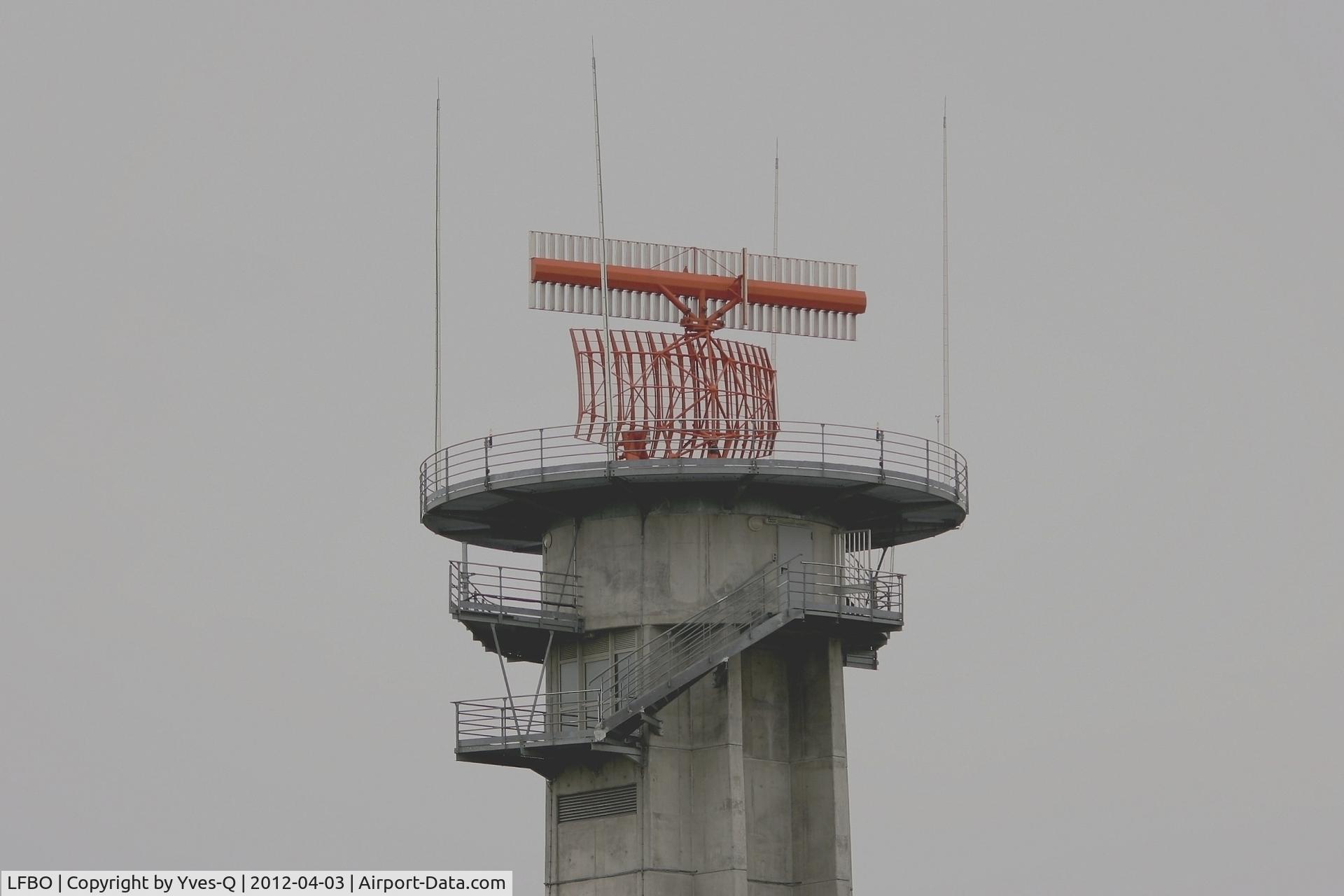 Toulouse Airport, Blagnac Airport France (LFBO) - TA10 primary radar below AS909 antenna, Toulouse-Blagnac (LFBO-TLS) surveillance Airport