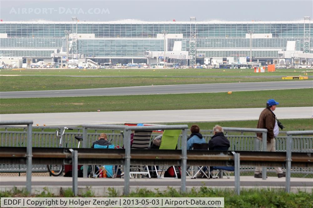 Frankfurt International Airport, Frankfurt am Main Germany (EDDF) - Spotter point at motorway A5 (exit Zeppelinheim): Here you´re sitting in first row for inbound traffic on runways 25 and in third row for outbound traffic on runways 07.