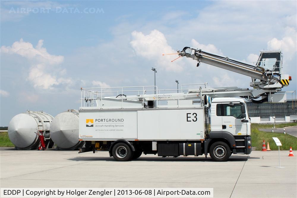 Leipzig/Halle Airport, Leipzig/Halle Germany (EDDP) - They call it Elephant: LEJ deicing unit on wheels...
