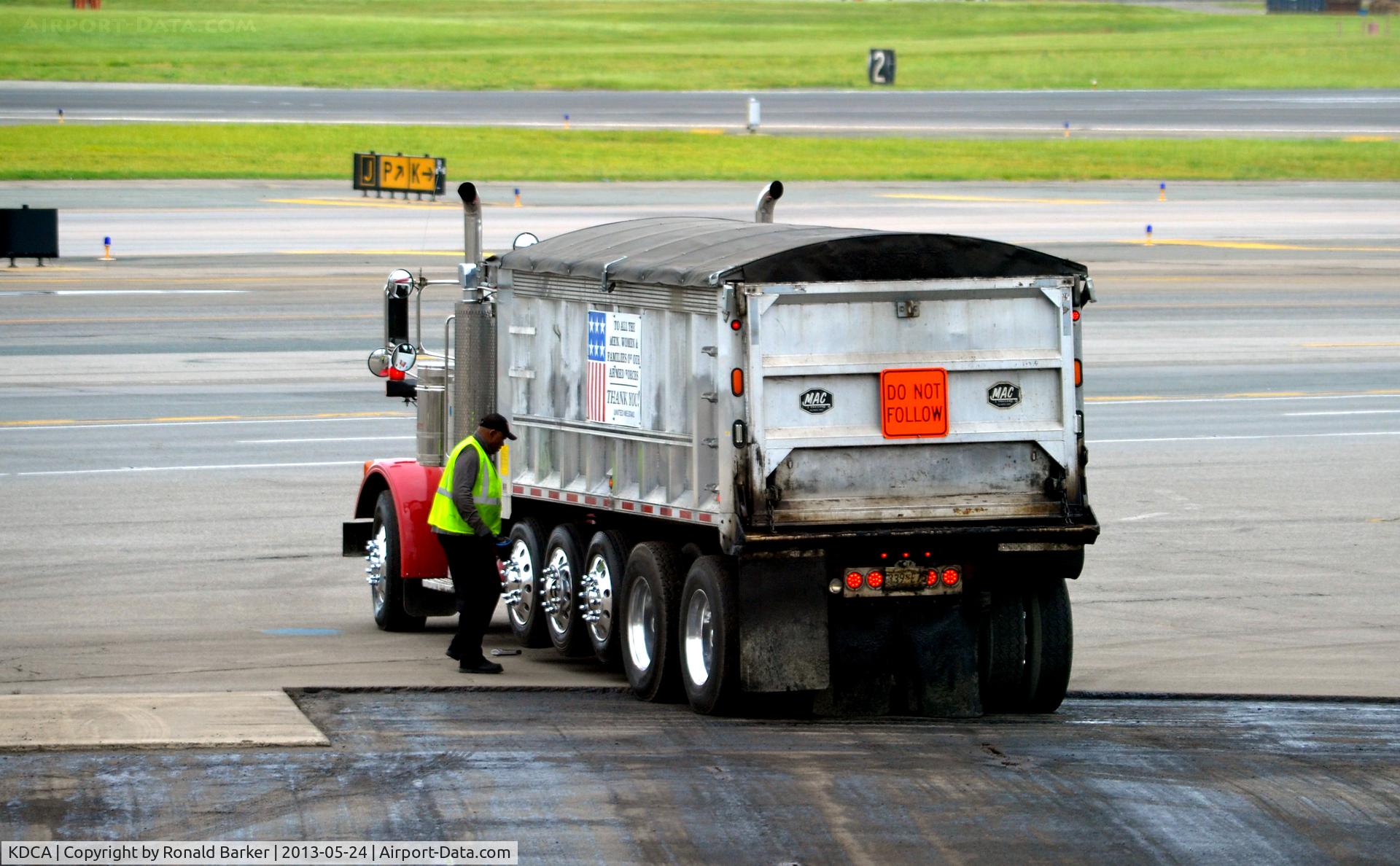 Ronald Reagan Washington National Airport (DCA) - Truck - ramp work DCA