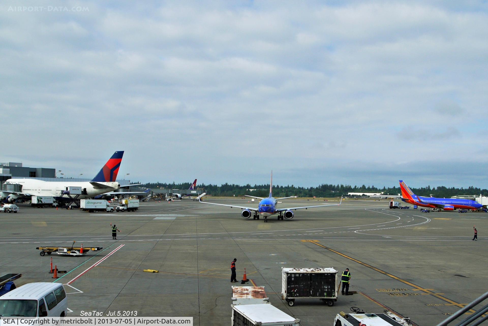 Seattle-tacoma International Airport (SEA) - Sun Country arrival at gate
