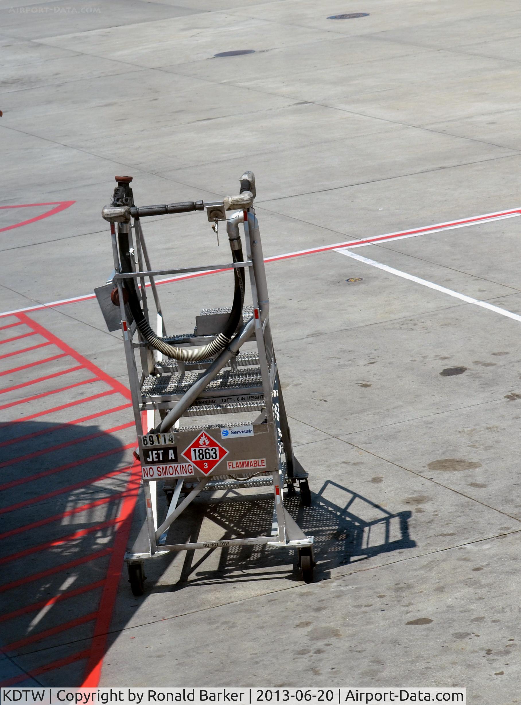 Detroit Metropolitan Wayne County Airport (DTW) - Fuel stand Detroit