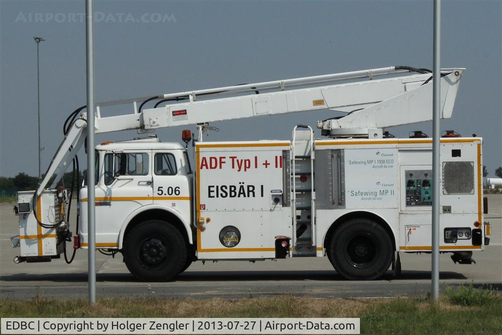 EDBC Airport - Deicing engine....