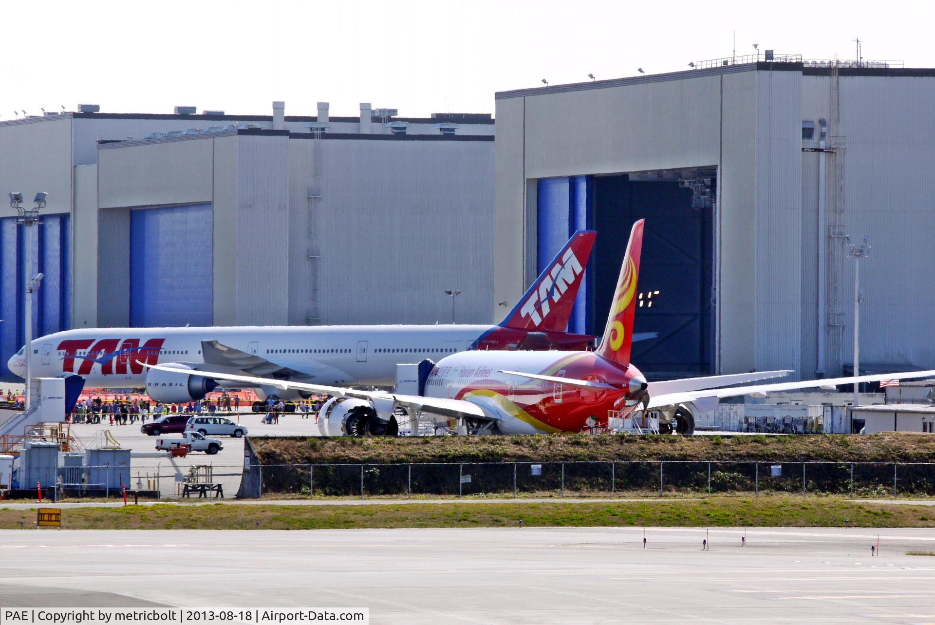 Snohomish County (paine Fld) Airport (PAE) - TAM B777 and Hainan B787